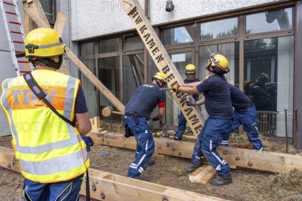 Construction of a façade support for a building in danger of collapsing, with the standard timber