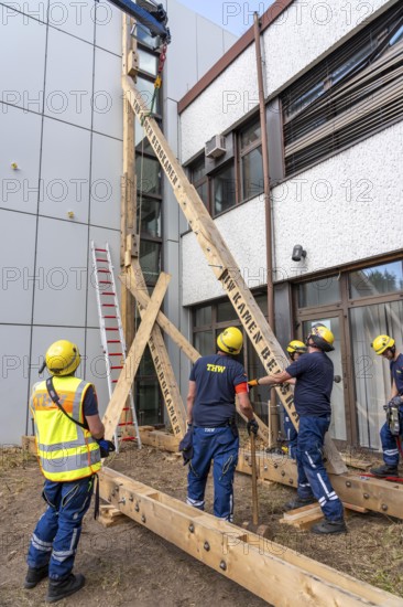 Construction of a façade support for a building in danger of collapsing, with the standard timber