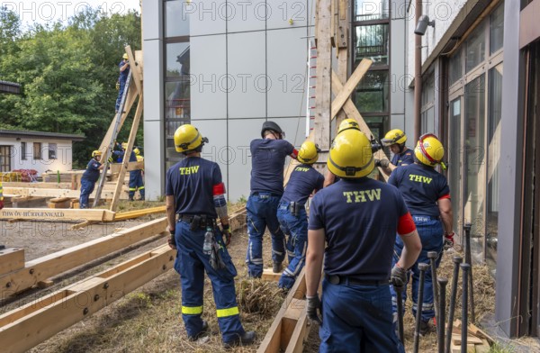 Construction of a façade support for a building in danger of collapsing, with the standard timber