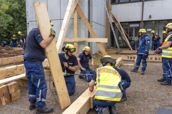 Construction of a façade support for a building in danger of collapsing, with the standard timber