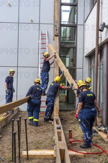 Construction of a façade support for a building in danger of collapsing, with the standard timber
