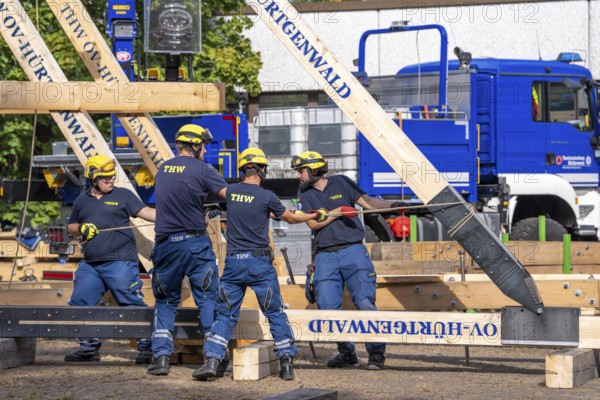 Construction of a façade support for a building in danger of collapsing, with the standard timber