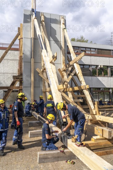 Construction of a façade support for a building in danger of collapsing, with the standard timber