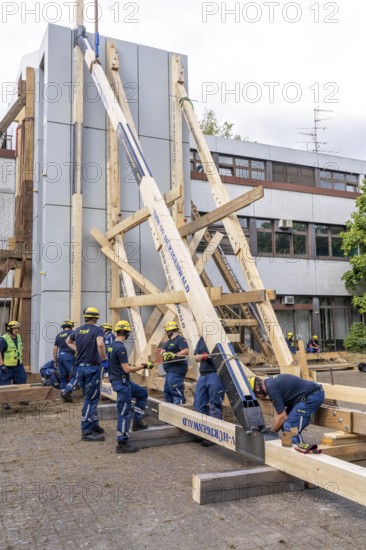 Construction of a façade support for a building in danger of collapsing, with the standard timber