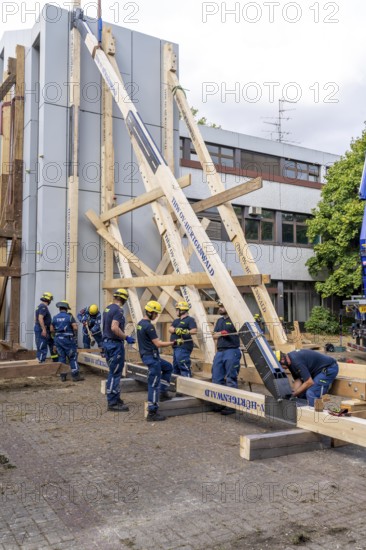 Construction of a façade support for a building in danger of collapsing, with the standard timber