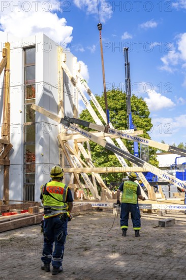 Construction of a façade support for a building in danger of collapsing, with the standard timber
