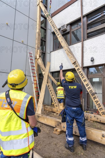 Construction of a façade support for a building in danger of collapsing, with the standard timber