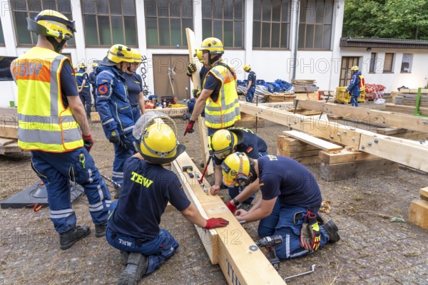 Preparation work for the construction of a facade support, a building in danger of collapsing, with
