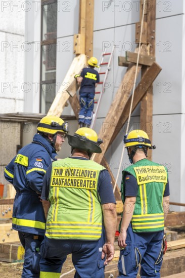 Construction consultant of the THW, advises the emergency services on the condition of a damaged