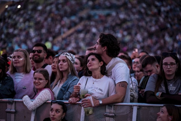 Visitors cuddle during Raye's performance at the Superbloom Festival, Day 1 at the Olympiapark,