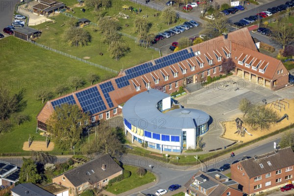 Aerial photo, primary school Mauritiusschule and schoolyard, solar roof, Nordkirchen, Münsterland,