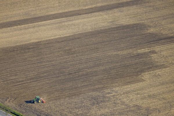 Aerial view, agricultural work with tractor on a field, Ascheberger Straße, Capelle, Nordkirchen,