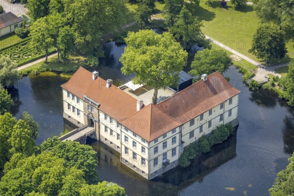 Aerial view, Strünkede Castle moated castle with moat and castle park, Baukau, Herne, Ruhr area,