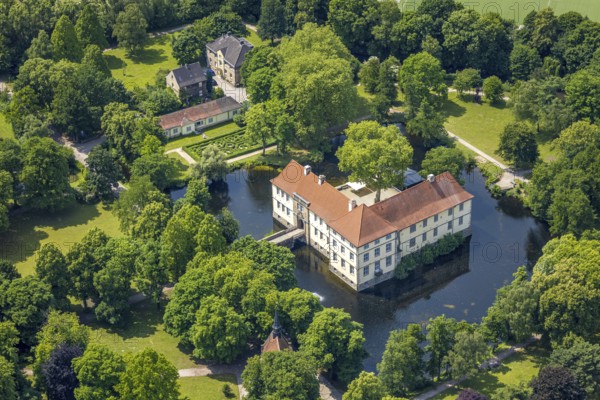 Aerial view, Strünkede Castle moated castle with moat and castle park, Baukau, Herne, Ruhr area,
