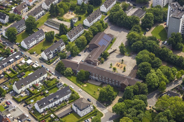 Aerial view, Erik-Nölting-Grundschule with schoolyard and roof with solar panels, Hattingen, Ruhr