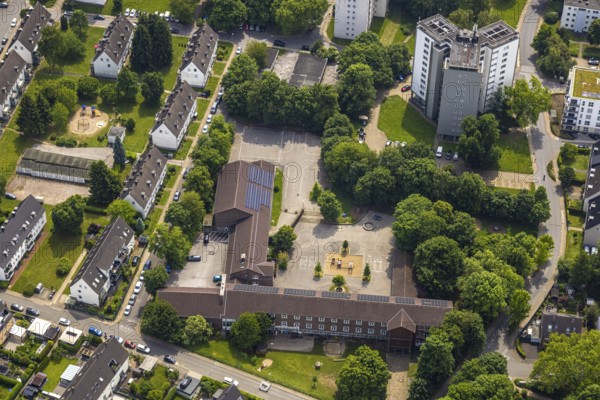 Aerial view, Erik-Nölting-Grundschule with schoolyard and roof with solar panels, 3-fold high-rise