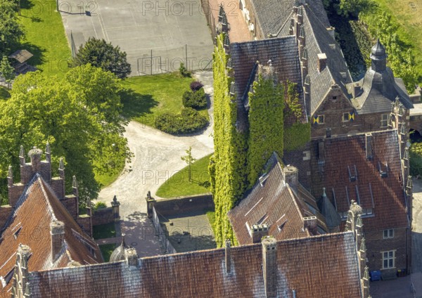Aerial photo, storks and their nests on the roof of Heessen Castle, stork droppings on the roof,