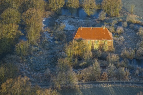 Aerial view, Haus Hohenover, historical landmark with plant growth on the house wall and red roof