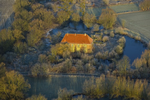 Aerial view, Haus Hohenover, historical landmark with plant growth on the house wall and red roof