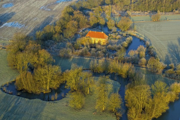 Aerial view, Haus Hohenover, historical landmark with plant growth on the house wall and red roof