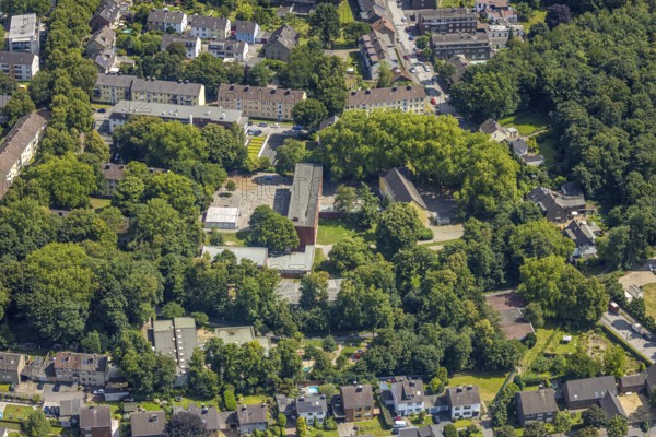 Aerial view, primary school Auf dem Berg, surrounded by green trees, Bergheim, Duisburg, Ruhr area,