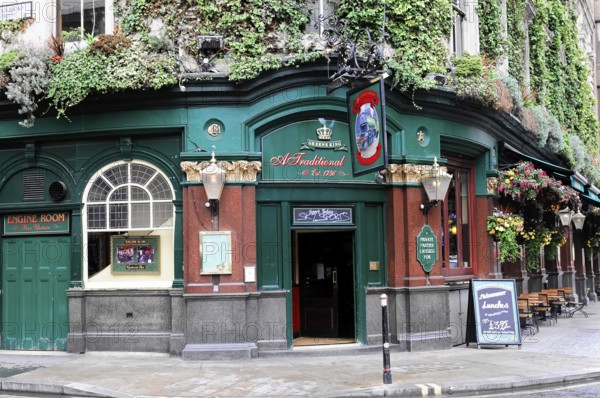 English pub, THE RAILWAY TAVERN since 1736, London, England, Great Britain, Traditional pub with