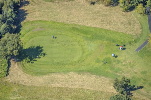 Aerial photo, golf meadow Golfclub Varmert e.V., golfer on the meadow at the hole, Elbringhausen,