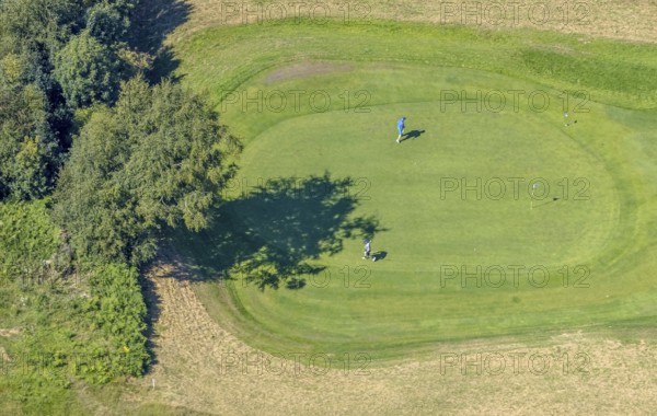 Aerial photo, golf meadow Golfclub Varmert e.V., golfer on the meadow at the hole, Elbringhausen,