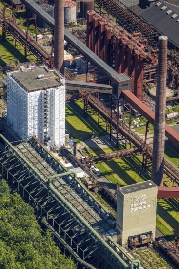 Aerial view, Zeche Zollverein, Gelsenkirchener Straße, outdoor swimming pool, Stoppenberg, Essen,