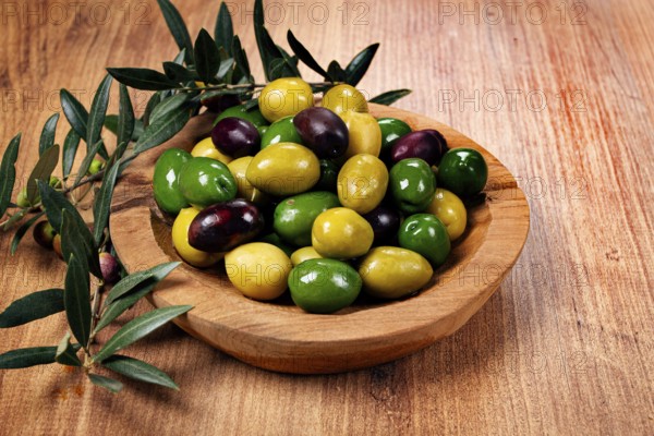 A mixture of olives, varieties of chalkidiki, Verdi giganti and Kalamata, in a bowl, top view, no