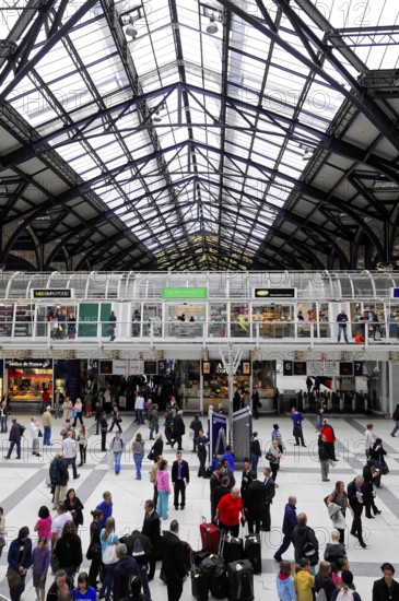 Interior view of Liverpool Street station, London, England, Great Britain, Crowd in the station