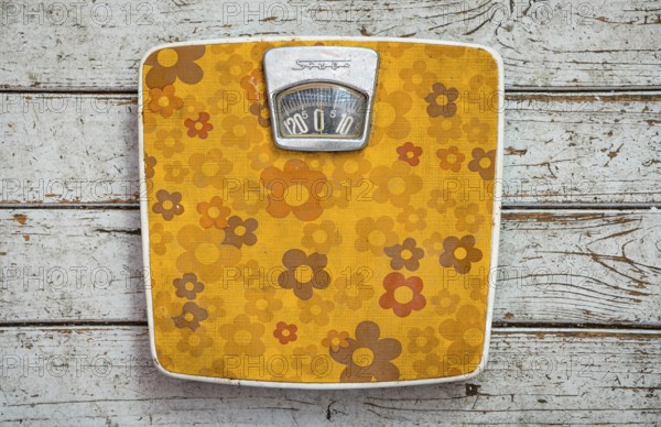 Old vintage bathroom scales, scales, weight, calories, Prilblumen