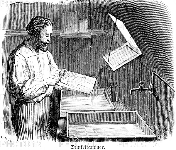 Darkroom, exposure of negatives on photographic paper, development of photos, glass, liquids, fixir