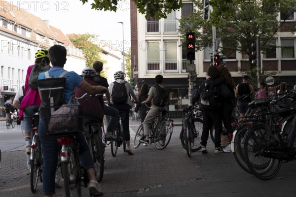 Cycle traffic in Münster, cycle path on Wolbecker Straße, bicycle traffic lights, red light,