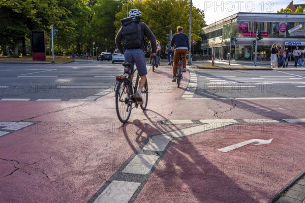 Cycle traffic in Münster, cycle path on Wolbecker Straße, tunnel under the tracks at the main