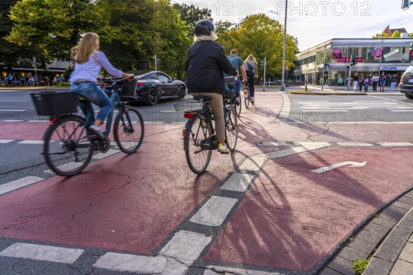 Cycle traffic in Münster, cycle path on Wolbecker Straße, tunnel under the tracks at the main