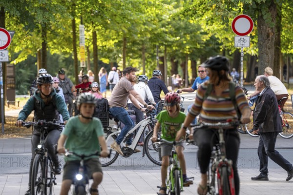 Cycle traffic in Münster, Promenade cycle path, tree-lined, car-free, approximately 4.5 km long