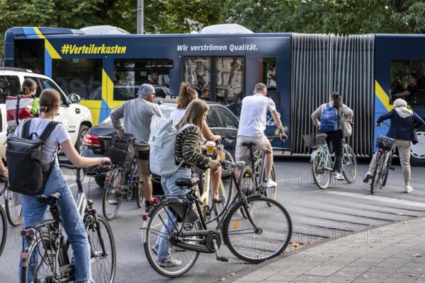 Cycle traffic in Münster, at the intersection of the Ringpromenade, Ludgeristraße to the old town