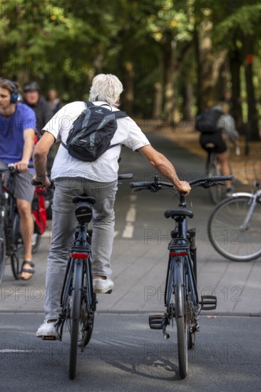Cycle traffic in Münster, two-wheeler, Promenade cycle path, tree-lined, car-free, approximately 4