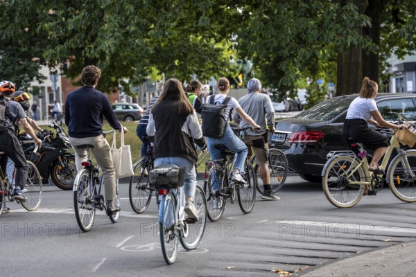 Cycle traffic in Münster, at the intersection of the Ringpromenade, Ludgeristraße to the old town