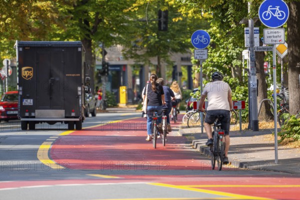 Cycle traffic in Münster, Warendorf Straße, broadly marked red asphalt as cycle path, cycle lane,