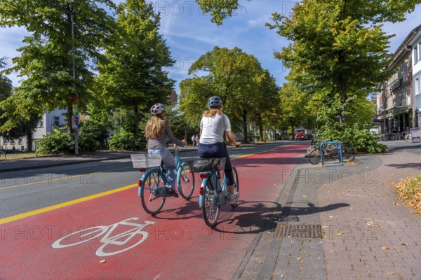 Cycle traffic in Münster, Warendorf Straße, broadly marked red asphalt as cycle path, cycle lane,