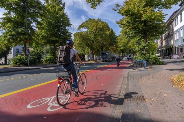 Cycle traffic in Münster, Warendorf Straße, broadly marked red asphalt as cycle path, cycle lane,