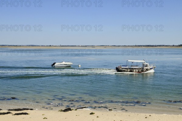 Boats off the Pen-Bron peninsula in the Gulf of Le Grand-Traict, Le Croisic, Loire-Atlantique, Pays