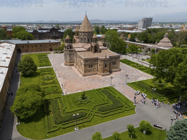 An impressive church with surrounding gardens, in the centre of visitors and urban surroundings,