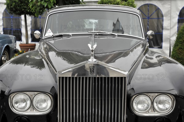 Close-up of a gleaming vintage Rolls-Royce radiating nostalgia, Retro Classics meets Baroque,