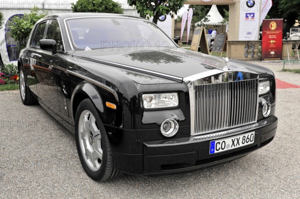 Rolls-Royce Phantom, Black modern Rolls-Royce presented at a trade fair or outdoor event, Retro