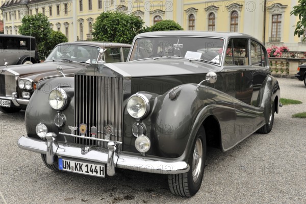 Large grey Rolls-Royce vintage car with historic and classic flair, Retro Classics meets Baroque,
