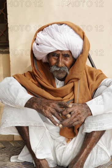 Kota, Rajasthan, North India, Asia, An elderly man in traditional clothes with a turban sits