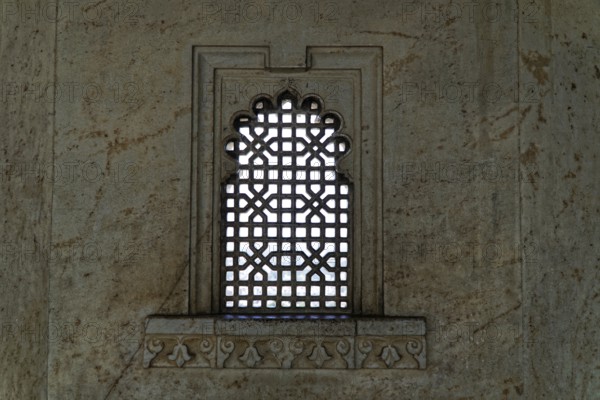 City Palace, Udaipur, Rajasthan, India, Asia, Decorated window with lattice pattern in a stone